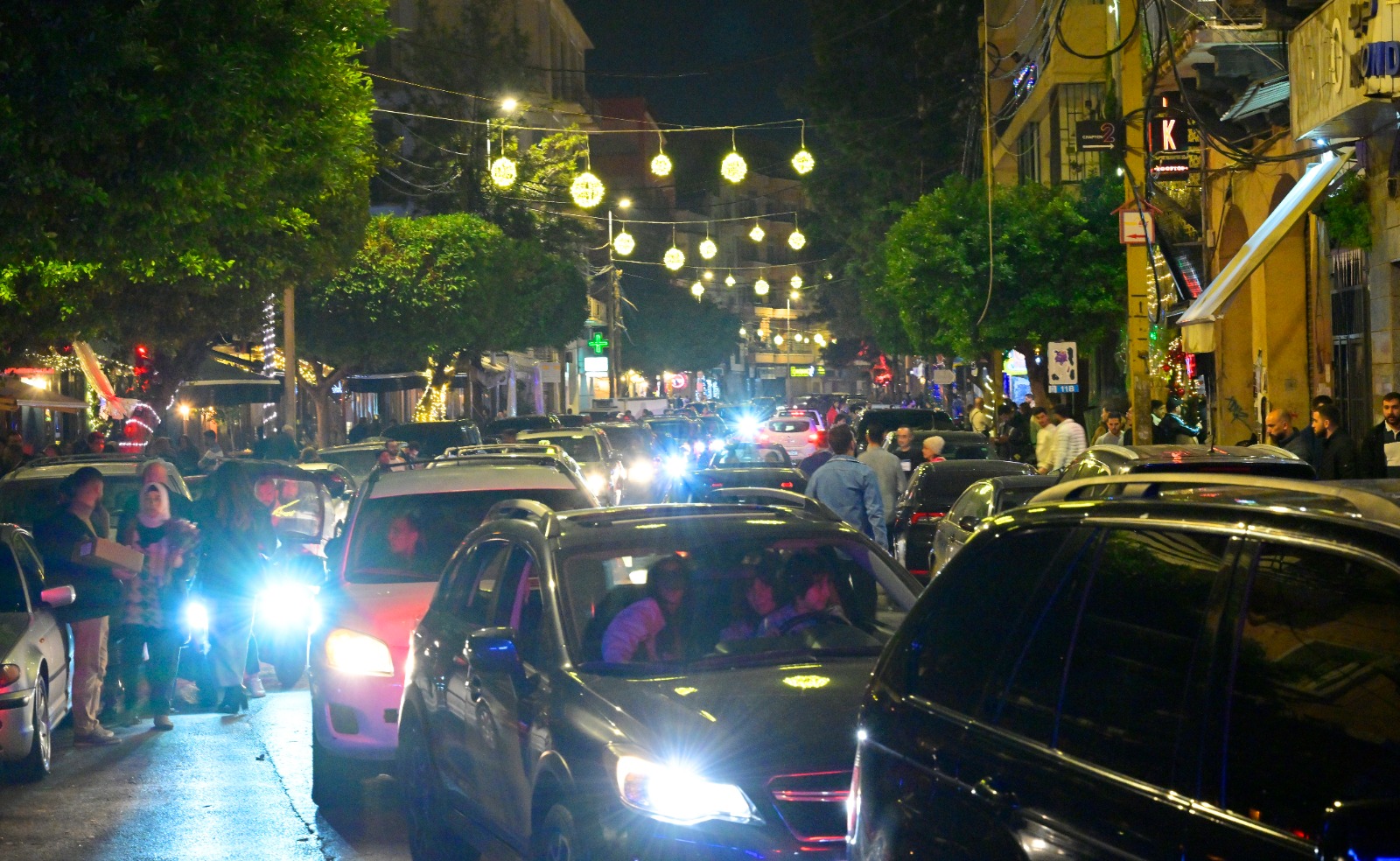 ليلة رأس السنة في مار مخايل والجميزة أجواء صاخبة وأمل بعام أفضل